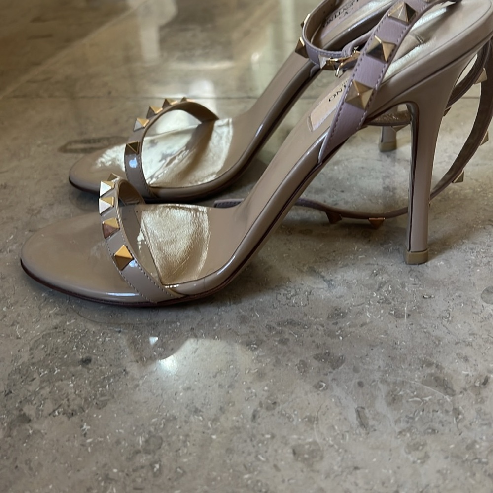Valentino Garavani Nude Patent Rockstud Ankle-Strap Heels - Picture 2 of 3